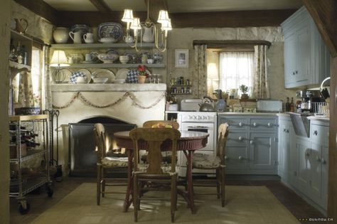 Rosehill Cottage in the movie, The Holiday...love this room my last home is going to be a cottage Rosehill Cottage, The Holiday Cottage, English Cottage Kitchens, Unfitted Kitchen, Old Fashioned Kitchen, Cottage Inspiration, English Cottage Style, Casa Vintage, Cottage Kitchens