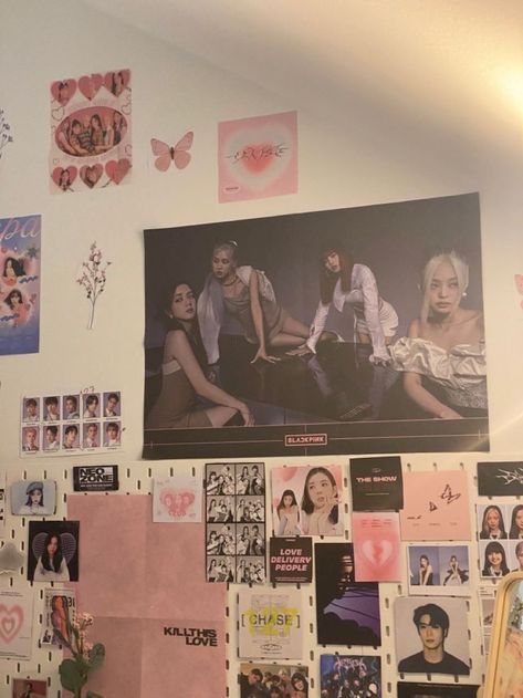 Blackpink Room Decor Ideas, Poster In Room Aesthetic, Blackpink Room Ideas, Blackpink Room Decor, Black Pink Room, Kpop Aesthetic Room, Blackpink Room, Army Room Decor, Kpop Room