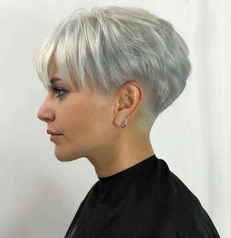 Ladies, these pixies with long bangs are calling your name! You are welcome to save this photo of a tapered pixie with long bangs for gray-blonde hair if you want to change your look. Find a style that fits your face shape and personality on our page. // Photo Credit: @kadirdonmezofficiial on Instagram Pixie Cut With Long Bangs, Grey Blonde Hair, Short Sassy Haircuts, Short Hair Pixie Cuts, Short Grey Hair, Edgy Short Hair, Long Bangs, Very Short Hair, Short Pixie Haircuts