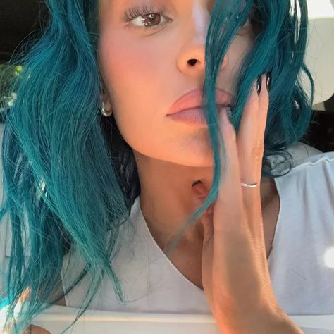 Kylie Jenner Just Debuted Bright Teal Mermaid Hair Kylie Jenner Blue Hair, Kylie Jenner Ig, Kylie Beauty, Kylie Jenner Icons, Kylie Jenner Hair, Kylie Jenner Lipstick, Kylie J, Teal Hair, Turquoise Hair