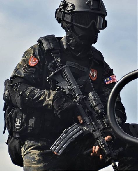 Elite tactical unit of the Royal Malaysia Police Forces Outfit, Special Forces Army, Ghost Soldiers, Kad Nama, Jet Fighter Pilot, Hoodie Outfit Men, Military Aesthetic, Military Wallpaper, Military Special Forces