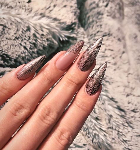 TeanaNails 💋 on Instagram: “Mother of Dragons 🐉🐉 Snake Scales for the weekend 🥀” Green Flames, Snake Scales, My Boo, Mother Of Dragons, Nail Inspiration, How To Do Nails, Scales, Nails Inspiration, Nail Inspo