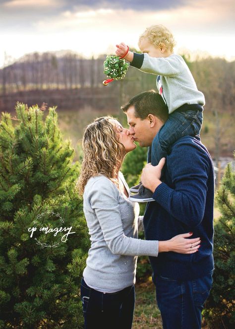 Christmas Tree Farm Photo Shoot Family Of 3, Toddler Christmas Tree Pictures, Christmas Pictures Family Of 3, Toddler Christmas Pictures Outdoor, Family Christmas Pictures Outdoors, Christmas Tree Farm Photo Shoot Family Mini Sessions, Christmas Tree Farm Mini Session Set Up, Baby Christmas Tree Farm Pictures, Outdoor Christmas Photoshoot Ideas Mini Sessions