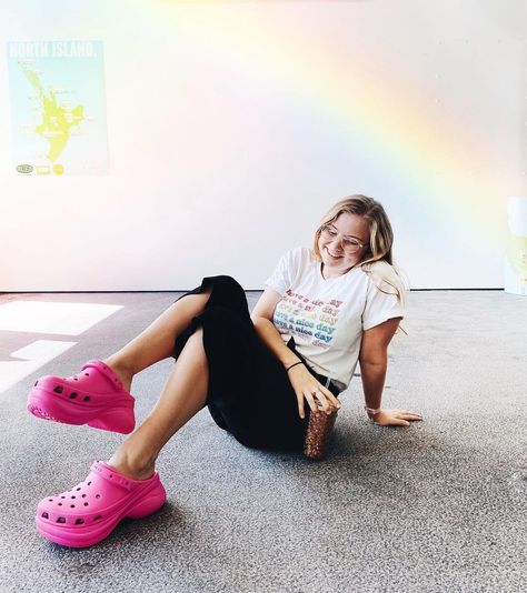 Littlek | Chels Badger on Instagram: “Happiness is a lot of things, but mainly it’s having an office job where you’re allowed to wear hot pink platform crocs 💞 ⁣ @crocsaustralia…” How To Style Platform Crocs, Pink Platform Crocs Outfit, How To Style Pink Crocs, Hot Pink Crocs Outfit, Pink Crocs Outfit Aesthetic, Pink Croc Fits, Hot Pink Crocs, Pink Crocs Outfit, Pink Platform Crocs