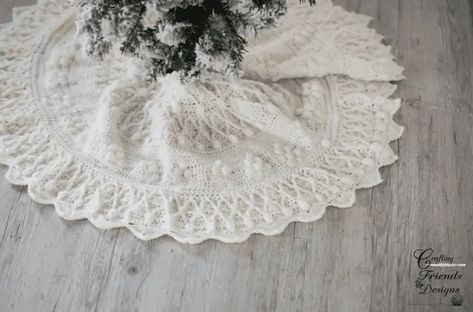 These crochet tree skirt patterns will definitely put you in the mood for gift giving this holiday season. Whether you're looking for a circular tree skirt or something with a bit of a different shape, these crochet patterns will be perfect! #crochet #crochet365knittoo #crochettreeskirtpattern #crochettreeskirt #crochetchristmaspatterns Royal Christmas Tree, Christmas Tree Skirt Crochet, Tree Skirt Crochet Pattern, Tree Skirt Crochet, Christmas Tree Skirt Crochet Pattern, Crochet Tree Skirt, Skirt Crochet Pattern, Skirts Patterns, Christmas Tree Skirts Patterns