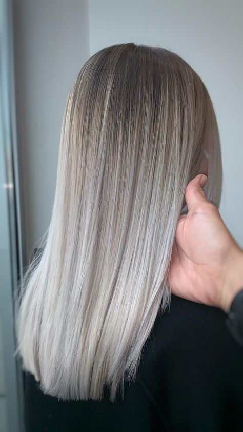 Baylage Blonde Straight Hair, Light Cold Blonde Hair, Cold Blonde Hair Balayage, White Blonde Balayage, Cold Blonde Hair, Bright Blonde Hair With Shadow Root, Blond Cenușiu, Cold Blonde, Blonde Light Brown Hair