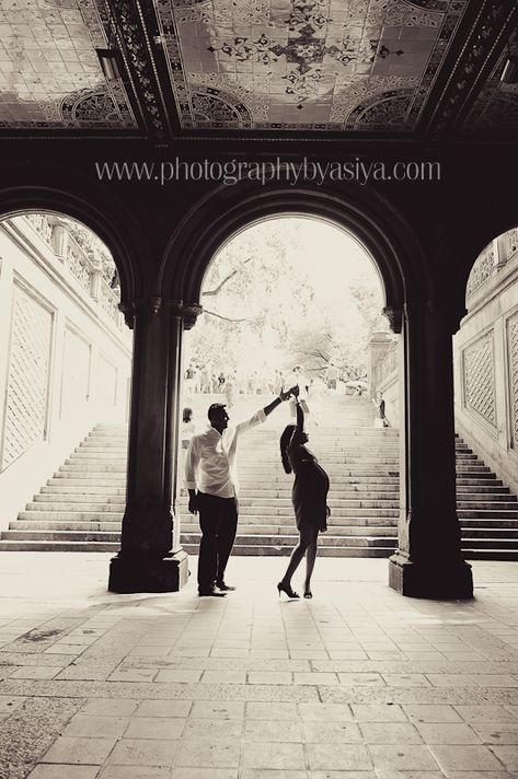 maternity-photography-central-park-dancing Central Park Engagement Shoot Fall, Couples Nyc, Nyc Couple, Bethesda Fountain, Nyc Photoshoot, Central Park Weddings, Cute Pregnancy Pictures, Nyc Engagement, Central Park Nyc