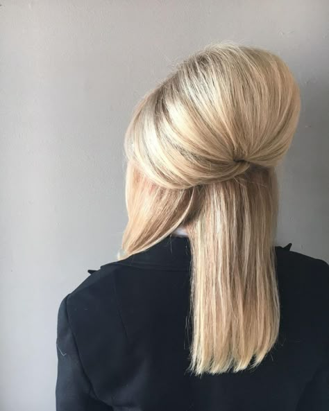 Modern-Day Beehive hairstyle Wavy Formal Hairstyles, Hair For Cocktail Party, Formal Hairstyles Medium, Medium Formal Hairstyles, Cute Formal Hairstyles, Hairstyles 60s, Mother Of Bride Hairstyles, Hairstyles With Tiara, Hairstyles Pony