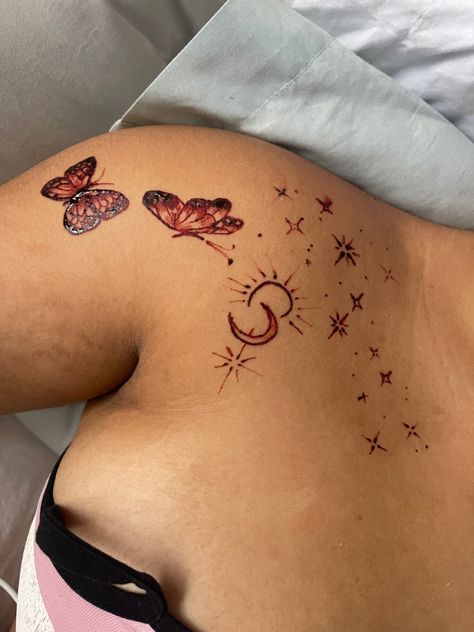 Cute collarbone tattoo in red henna with stars and moons✨🌙 instagram: cyanparis Henna On Collar Bone, Red Collar Bone Tattoo, Collarbone Henna, Collarbone Tattoo, Red Henna, Red Tattoo, Stars And Moons, Red Tattoos, Collar Bone Tattoo