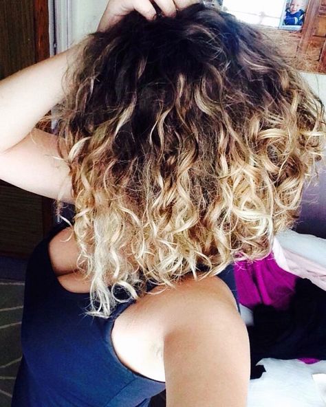 Natural curly hair lob balayage Curly Hair Lob, Blonde Curly Hair Natural, Lob Balayage, Balayage Curly Hair, Curly Balayage Hair, Hair Lob, Ombre Curly Hair, Curly Lob, Hair Perm