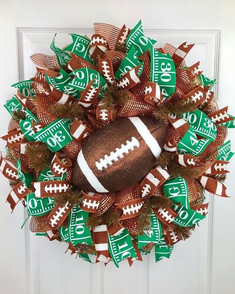 Football Wreath Diy, Diy Floral Wreath, Easy Fall Wreaths, Football Crafts, Sports Wreaths, Football Wreath, Mesh Wreath Diy, Football Theme, Door Wreaths Diy