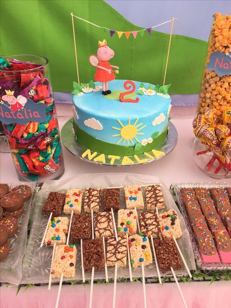 Peppa pig candy table Peppa Pig Candy Table, Peppa Pig Sweet Table, Peppa Pig Treats Table, Birthday Candy Table, Pig Candy, Pig Ideas, Peppa Pig Birthday Party, Peppa Pig Party, Pig Party