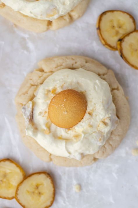 This Crumbl Banana Cream Pie Cookie is made with a buttery cookie base and is then topped with a homemade chocolate ganache and sprinkles. Banana Cream Pie Cookies, Cream Pie Cookies, Peanut Butter Banana Cookies, Holiday Candies, Best Shortbread Cookies, Crumble Cookie Recipe, Cream Pie Filling, Lifestyle Of A Foodie, Crumble Cookie