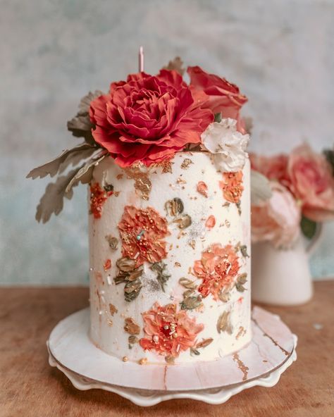 Absolutely Abstract to Painterly Impressionism—These Cakes Are True Works of Art | Green Wedding Shoes Brushstroke Cake, Green Wedding Cake, Beauty Cakes, Black Wedding Cakes, Floral Wedding Cakes, Naked Cakes, Cake Trends, Painted Cakes, Wedding Cake Inspiration