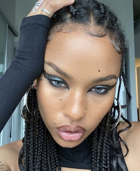 Grunge Makeup Products, Grunge Makeup Hooded Eyes, Makeup Ideas Grunge, Grunge Makeup Black, Graphic Black Eyeliner, Makeup Tutorial Grunge, Grunge Makeup Black Women, Grunge Makeup 90s, Crystal Eye Makeup