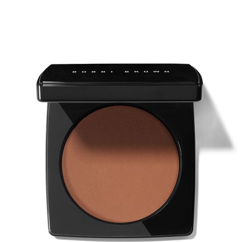 Offering tone-balanced shades to complement all complexions, the Bobbi Brown Bronzing Powder grants natural-looking warmth to visibly sculpt the natural contours of the face. The lightweight pressed powder effortlessly blends to deliver a soft-focus, matte finish.  The emollient-coated formula creates a silky texture that is lightweight and buildable, while coconut oil promotes a soft-to-touch feel. Infused with microspheres to enhance blendability, the bronzer creates sun-kissed colour all year Bobbi Brown Bronzer, Face Bronzer, Bronze Makeup Look, Bronzer Powder, Powder Bronzer, Bronzer Brush, Too Faced Bronzer, Grande Cosmetics, Bronzing Powder