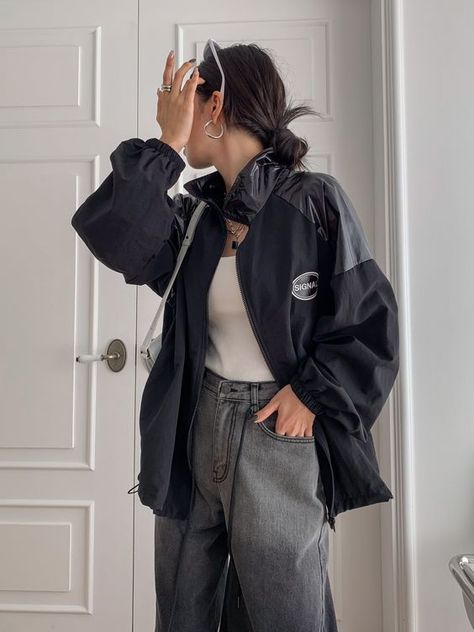 How To Style Windbreaker, Windbreaker Outfit Aesthetic, Wind Jacket Outfit, Black Windbreaker Outfit, Windbreaker Outfit Ideas, Windbreaker Jacket Outfit, Windbreaker Aesthetic, Wind Breaker Outfit, Windbreaker Outfit