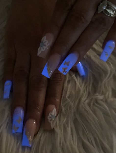 Glow in the Dark nails Blue Glow In The Dark Nails, Glow In The Dark Nails Coffin, Light To Dark Nails, Glow In The Dark Nails Designs, Glow In Dark Nails, Dark Acrylic Nails, Toes Ideas, Glow In The Dark Nails, Dark Nail Designs