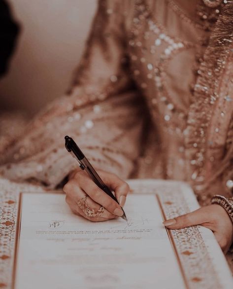 Nikkah Aesthetic Couple, Desi Wedding Photography, Nikah Aesthetic, Qabool Hai, Muslim Wedding Photos, Nikah Ceremony, Muslim Wedding Photography, Bridal Photography Poses, Bride Photography Poses