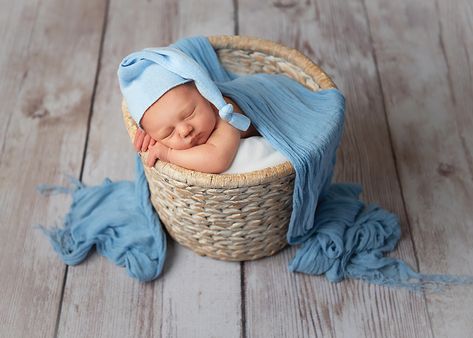 Natural Newborn Photos, Diy Newborn Photography, Baby Boy Newborn Pictures, Newborn Photos Boy, Newborn Photography Boy, White Basket, Newborn Family Photography, Newborn Family Photos, Baby Boy Pictures