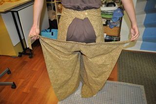 Sewing Pants For Women, Wrap Pants Pattern, How To Make Wraps, Pantalon Thai, Diy Pants, Wrap Clothing, Sewing Pants, Adaptive Clothing, Wrap Pants