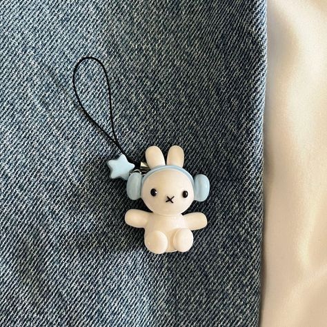 Miffy Clay Charm, Light Blue Headphones, Miffy Clay, Blue Miffy, Polymer Clay Keychains, Blue Headphones, Phone Keychain, Clay Keychain, Clay Diy Projects