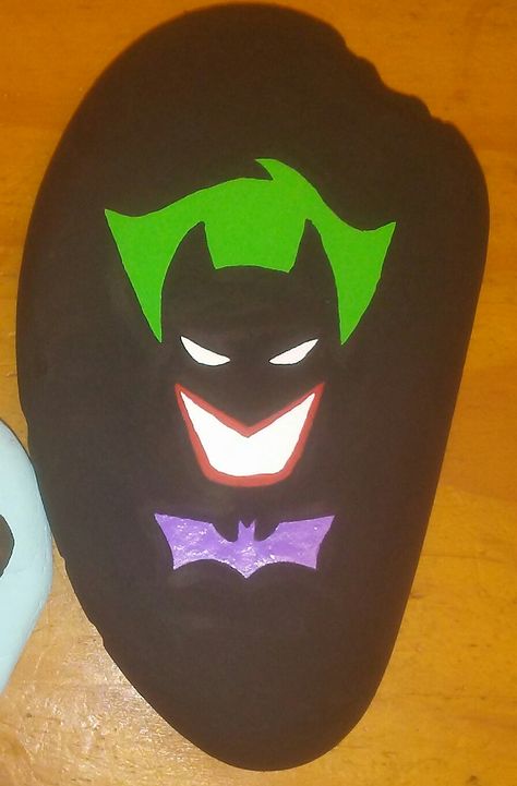 Joker batman painted rock Batman Painted Rocks, Father's Day Painting, Superhero Masks, Trippy Painting, Halloween Crafts Decorations, Painted Rocks Craft, Paint Rock, Kindness Rocks, Rock Painting Designs