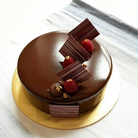 Chocolate Glaze Cake Decoration, Sacher Cake Decoration, Chocolate Cake Garnish, Fancy Chocolate Cake, Chocolate Entremet, Cake Designs For Girl, Fancy Desserts Recipes, Chocolate Cake Designs, Chocolate Garnishes