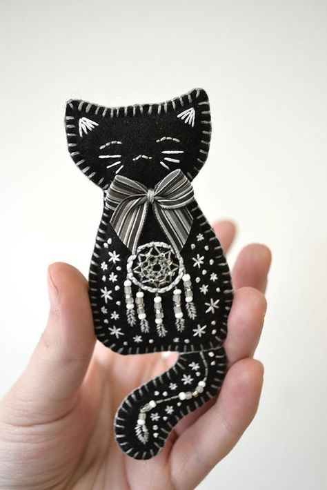 Black felt kitty brooch embroidered w silver thread, pic share. Black Felt Crafts Ideas, Felt Cat Patterns Free Templates, Felt Cat Brooch, Felt Brooch Pattern Templates, Felt Broches, Felt Kitty, Felt Crafts Patterns, Black Kitty, Fabric Brooch