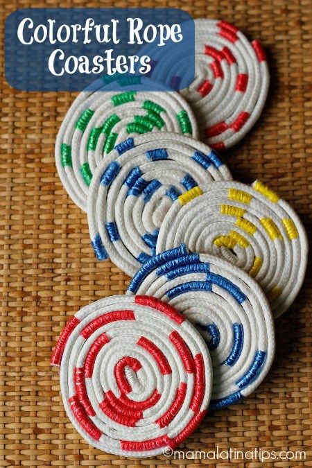 Create this colorful coasters easy. Step by step tutorial. #mamalatinatips #diy #coasters Rope Coasters Diy, Diy Rope Design, Rope Coasters, Coasters Diy, Twine Crafts, Diy Rope Basket, Rope Projects, Coiled Fabric Basket, Rope Diy