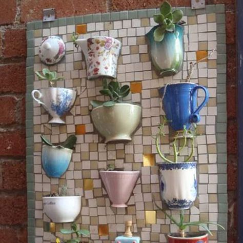 10 Things You Never Thought to Do With Your Vintage Teacups Teacup Display, Tea Cups Diy, Coffee Cup Crafts, Cup And Saucer Crafts, Tea Cup Art, Teacup Gardens, Teacup Crafts, China Crafts, Tea Decor