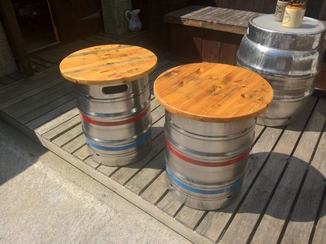 Keg Table, Corral Ideas, Beer Keg Ideas, Comfy Bar Stools, Outside Seating, Beer Keg, Recycled Pallet, Vintage Jewelry Crafts, Ways To Recycle