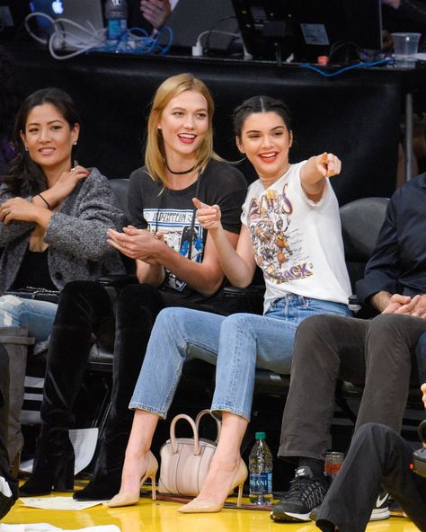 Watching Basketball Game Outfit, Kendall Jenner Nba Outfits, Kylie Jenner Nba Outfits, Courtside Outfit, Kendall Jenner Basketball, Basketball Game Outfits, Courtside Basketball, Nba Courtside, Kendall Jenner Papparazi