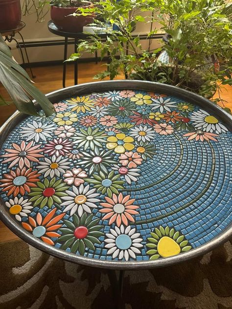 Mosaic Placemats, Outdoor Mosaic Ideas, Diy Mosaic Table Top, Garden Mosaic Projects, Mosaic Bird Bath, Bee Bath, Diy Patio Table, Mosaic Tiles Crafts, Mosaic Coffee Table