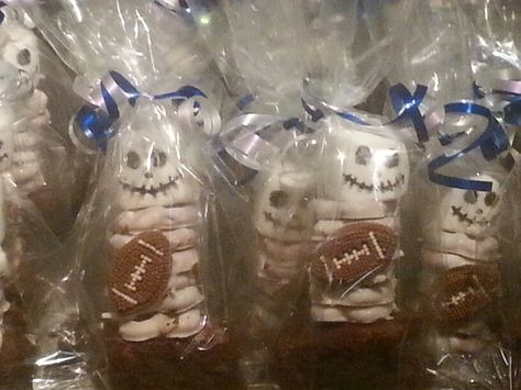 Football treats around Halloween. Halloween Treats For Football Team, Cheerleader Ideas, Team Mom Football, Football Candy, Football Halloween, Peewee Football, Football Treats, Cheer Season, Football Player Gifts