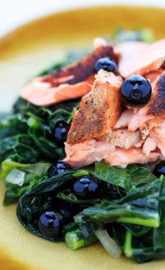 The Omega 3s in Salmon Make This Dinner A Tasty Part of Your Summer Meal Plan Free Healthy Meal Plans, Cardomom Recipes, Leptin Diet, Pritikin Diet, Roasted Salmon Recipes, Kale Recipe, Sea Foods, Holistic Recipes, Healthy Salmon