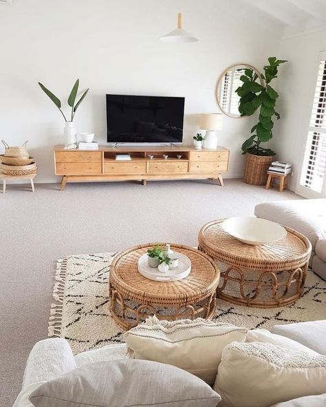 boho living room // layered rugs // round coffee table Interior Boho, Small Living Room Decor, Small Apartment Living, Home Inspo, Boho Living, Decor Minimalist, Boho Living Room, Living Room Inspo, Boho Home