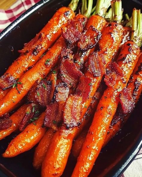 Bacon Carrots, Vegetable Plate, Roasted Vegetable Recipes, Roasted Vegetable, Cooked Carrots, Recipe Sweet, Thanksgiving Dishes, Maple Bacon, Carrot Recipes