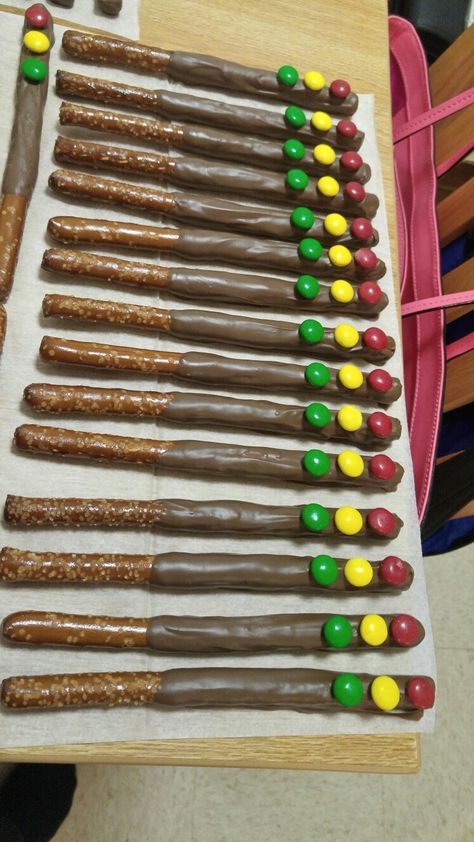 Stop/Traffic Light Chocolate Covered Pretzel Rods for car party Stop Light Pretzel Rods, Traffic Light Pretzel Rods, Construction Pretzel Rods, Monster Jam Food Ideas, Leo Cake, Ace Birthday, Birthday Desert, Vbs Snacks, Covered Pretzel Rods