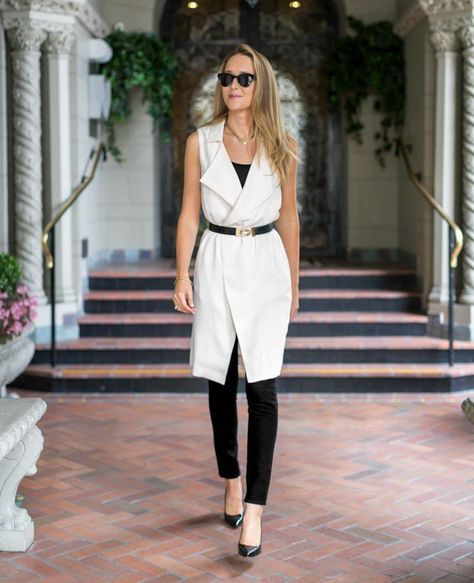 white knee length vest + black blouse + black ankle pants Duster Coat Outfit, Long Vest Outfit, White Vest Outfit, Professional Chic, Sleeveless Trench, Fall Fashion Coats, Vest Outfit, Sleeveless Coat, Long Vest