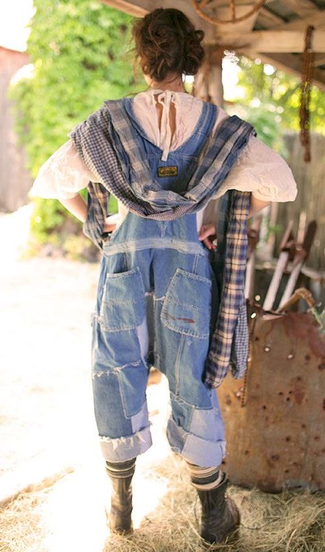 Farmcore Outfit, Punk Cottagecore, Solarpunk Fashion, Magnolia Pearl Style, Robin Brown, Farmer Outfit, Magnolia Pearl Clothing, Farm Clothes, Fredericksburg Texas