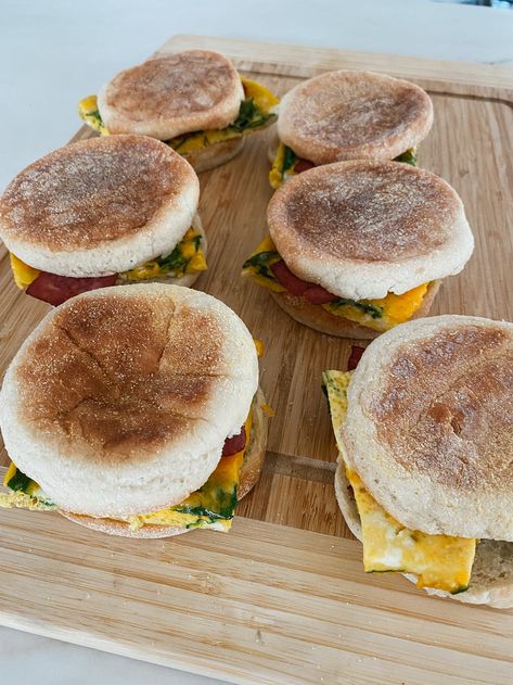 Freezer Friendly Turkey Bacon Breakfast Sandwich - Brocc Your Body Turkey Bacon Breakfast Sandwich, Crispy Bacon In Oven, Bacon Breakfast Sandwich, Turkey Bacon Breakfast, Carissa Stanton, Brocc Your Body, Starbucks Breakfast, Bacon Sandwich, Freezer Breakfast Sandwiches