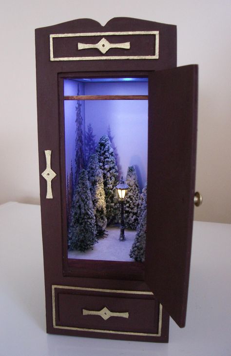 Winter Book Nook, Book Nook Christmas, Narnia Book Nook, Booknook Shelf Insert, Booknook Ideas, Bookshelf Art, Miniature Diy, Book Nook, Miniature Crafts