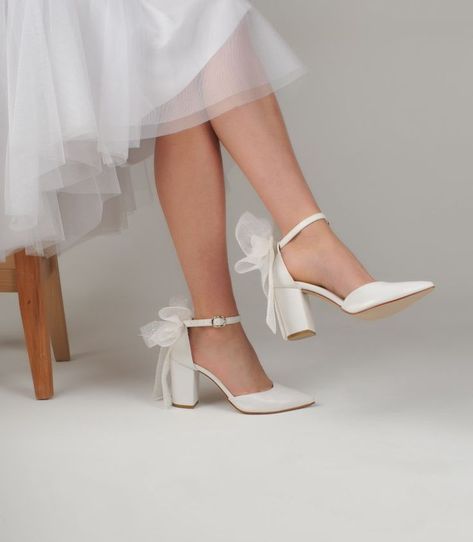 Shoe For Wedding The Bride, White Wedding Shoes With Bow, Wedding Shoes With Bow On Back, Wedding Shoes For Dancing, White High Heels With Bows, Wedding Comfy Shoes, Bridal Shoes With Bows, Bridal Chunky Heel, Close Toed Bridal Shoes