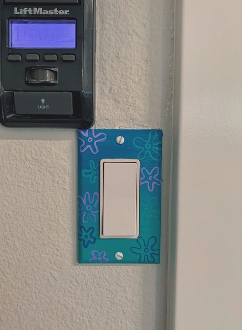 Outlet Painting Ideas Easy, Outlet Cover Painting Ideas, Painting Outlet Covers, Lightswitch Ideas Painting, Outlet Painting Ideas, Painting Outlets, Painted Bedroom Doors, Light Switch Art, Light Switch Covers Diy