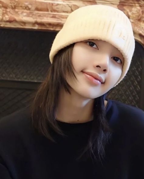 Lisa Without Makeup, Eating Icon, Lisa Blackpink Hot Photoshoot, Jennie Kim Blackpink, Body Inspiration, Lalisa Manobal, Without Makeup, Aesthetic Themes, Blackpink Photos