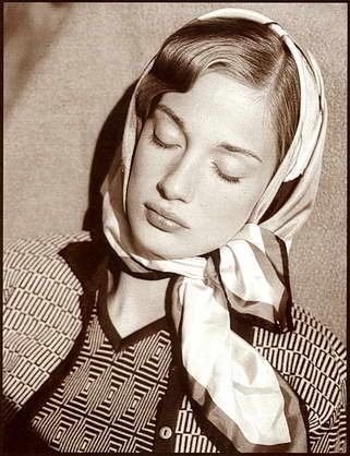 Beautiful Retro 50s Head Scarf Inspiration – Bell'Dora Fashions 50s Head Scarf, 1950 Clothes, Scarf Inspiration, Scarf Aesthetic, Flot Makeup, Chic Scarves, Silk Headscarf, Hair Scarf Styles, Head Scarf Styles