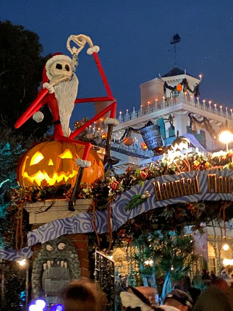 Disney World Halloween Wallpaper, Disneyland Halloween Aesthetic, Disneyland Halloween Aesthetic Wallpaper, Disneyland Nightmare Before Christmas, Disney California Adventure Halloween, Disneyland Fits, Facts About Halloween, Halloween Time At Disneyland, Disney World Halloween