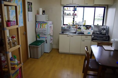 Japanese Apartment Kitchen, Japan Apartment Aesthetic, Genkan Ideas, Japanese Studio Apartment, Japanese Apartment Aesthetic, Small Japanese Apartment, Tiny Japanese Apartment, Gloomy Room, Japanese Apartment Interior