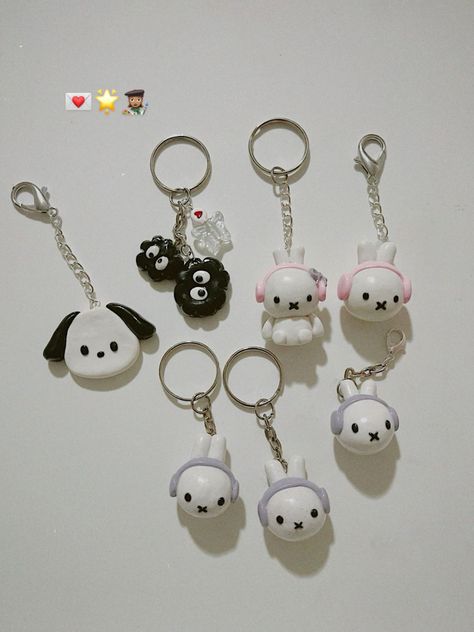 Sanrio Clay, Keychain Charms, Clay Keychain, Gelang Manik-manik, Tanah Liat, Clay Diy Projects, Clay Crafts Air Dry, Gelang Manik, 12 December